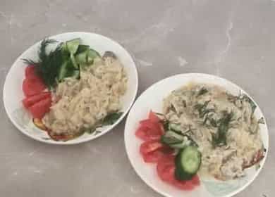 Julienne sa isang pan ayon sa isang sunud-sunod na recipe na may isang larawan