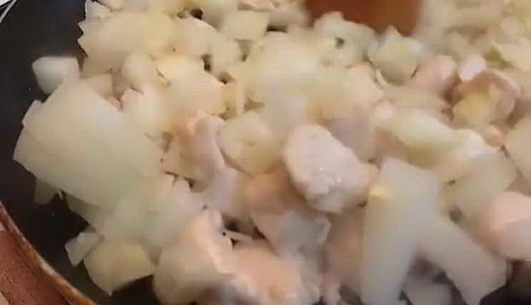 Julienne aux champignons et au poulet dans une casserole selon une recette pas à pas avec photo