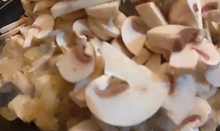 Fry the mushrooms to make julienne