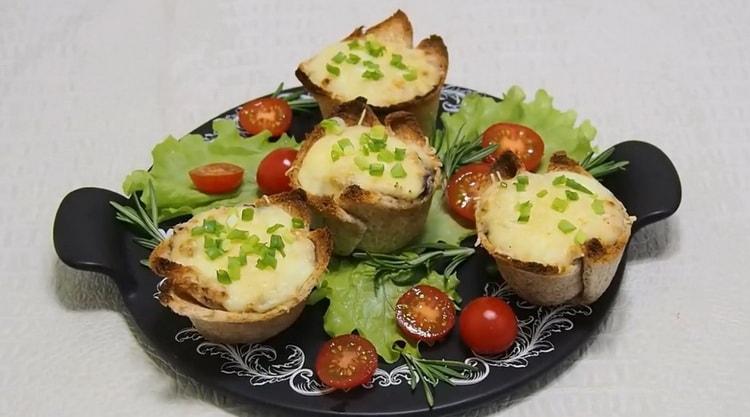 Julienne na may manok at kabute sa tartlets ayon sa isang hakbang-hakbang na recipe na may larawan