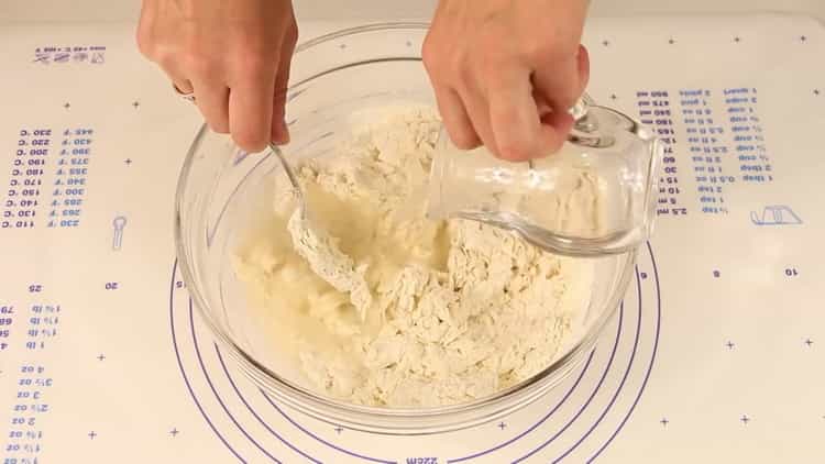 Ajouter de l'eau bouillante pour préparer la pâte.