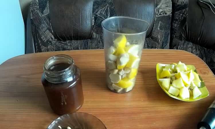 Pour préparer le mélange, hachez le citron