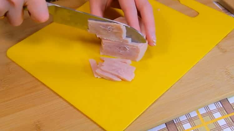 Couper le jambon pour faire une salade de pâtes