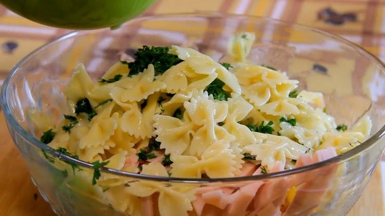 Agrega todos los ingredientes para hacer una ensalada de pasta