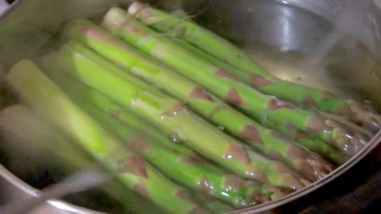 Cuire les asperges pas plus de 5-6 minutes