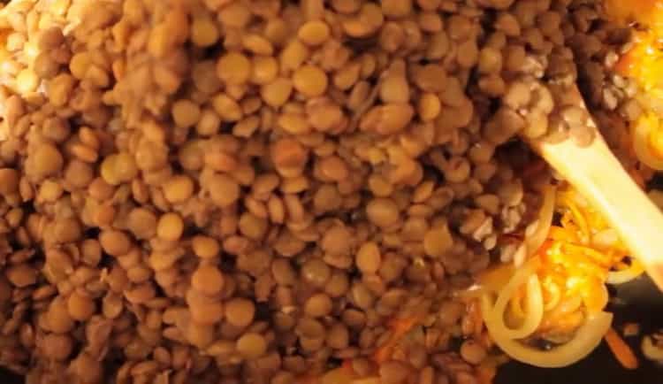 Combine the ingredients for lentils.