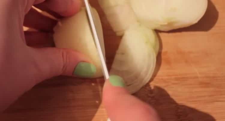 Para cocinar lentejas, corte las verduras