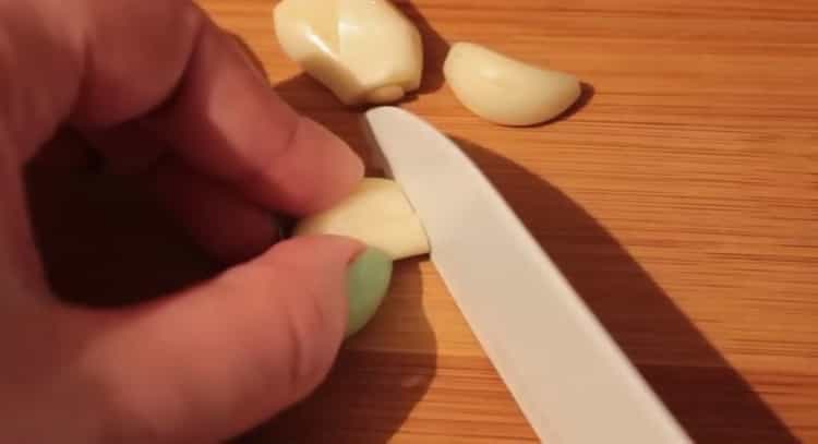 Picar el ajo para hacer lentejas