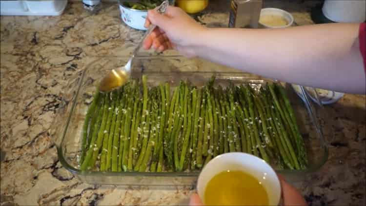How to make green asparagus baked in the oven with garlic and parmesan