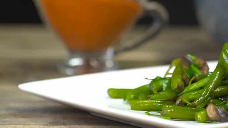 Comment faire cuire de délicieux haricots verts aux champignons