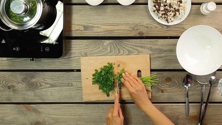 Para cocinar, corte las verduras