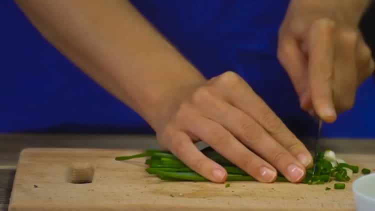 Para cocinar, pica la cebolla