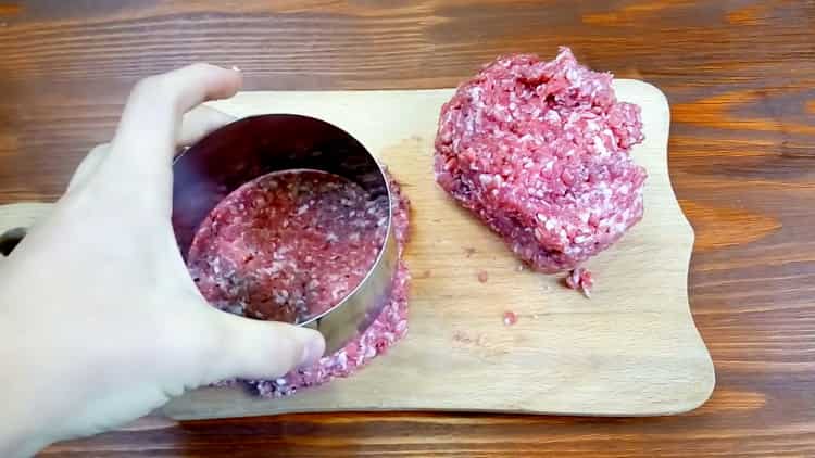 See how to make a hamburger