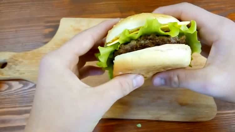 Para hacer una hamburguesa, prepare todos los ingredientes para el relleno.