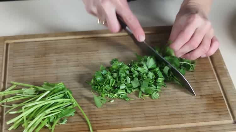 Para hacer calamares, corte el cilantro