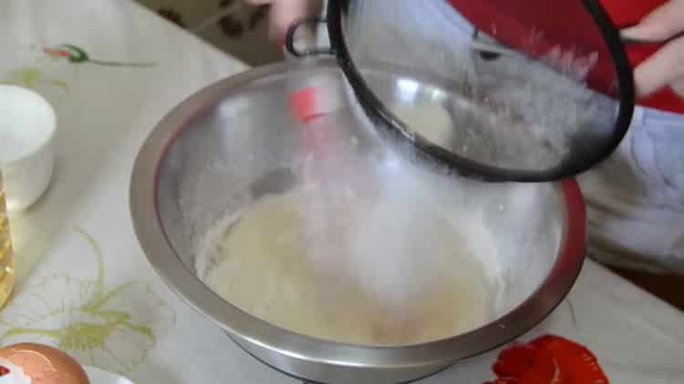 Tamiser la farine pour la cuisson