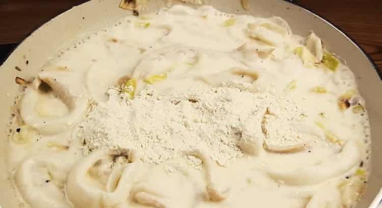 Calamares en salsa de crema agria según una receta paso a paso con foto