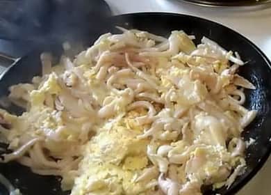 Recette de délicieux calmars frits avec œuf et oignon