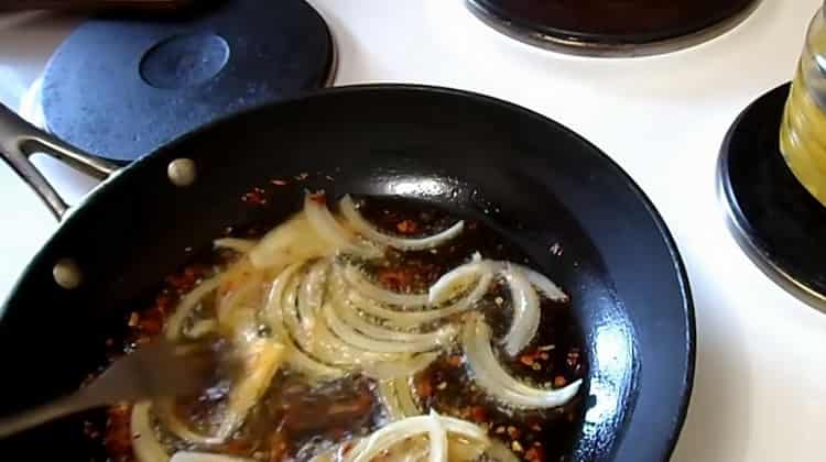 Tostadas, freír las cebollas