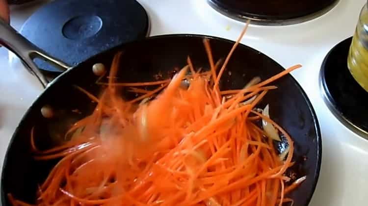 Freír las zanahorias para cocinar.