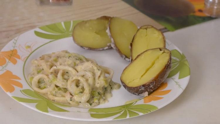 calamares guisados ​​en crema agria con cebollas listas