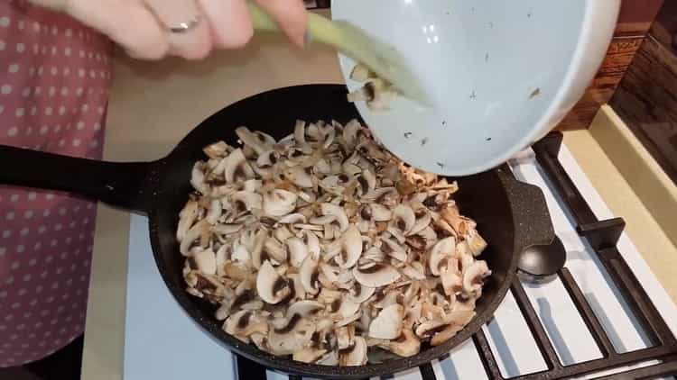 To make squid, chop the mushrooms