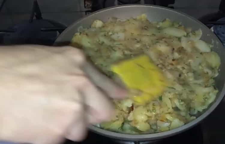 Pon los ingredientes en una sartén para cocinar