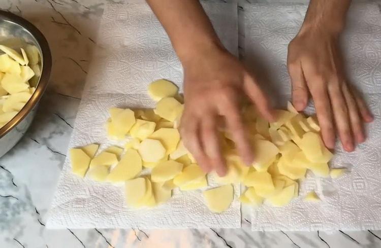 Pour la cuisson, hachez les pommes de terre