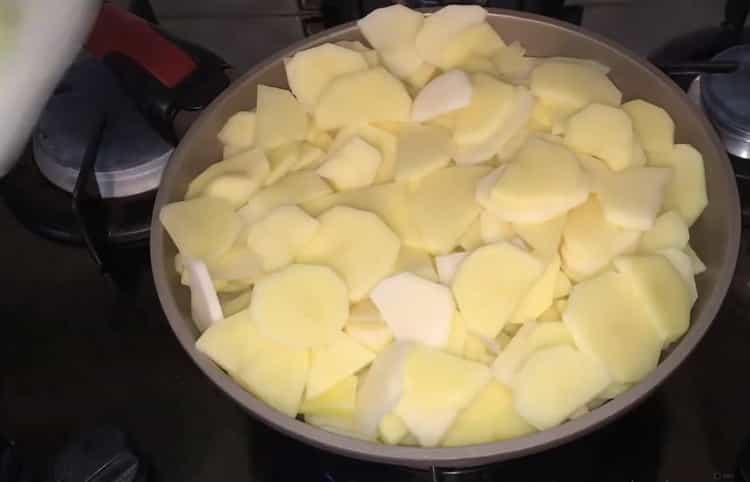 Fry the potatoes to cook