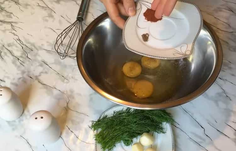 Beat the eggs to cook.