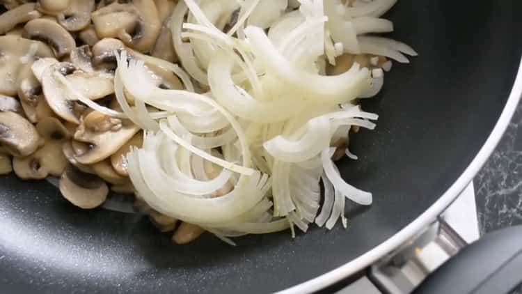 Fry onions and mushrooms to make noodles.