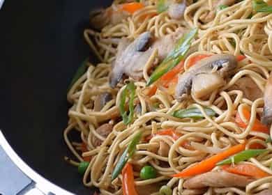 Recette étape par étape de nouilles chinoises au poulet et aux légumes avec photo