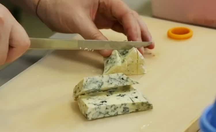 Para preparar el plato, picar el queso.