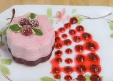 Deliciosa mousse de arándano en la mesa festiva 🍮