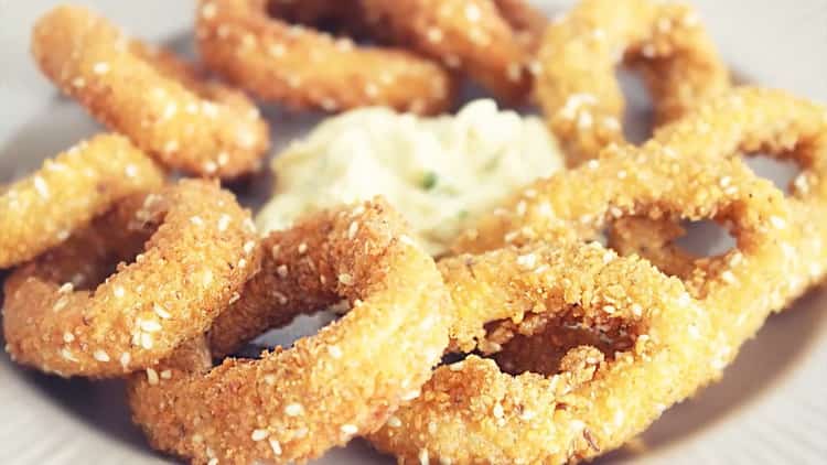 Rondelles de calamars recouverts de sauce à la crème sure - une délicieuse recette de collations en 10 minutes