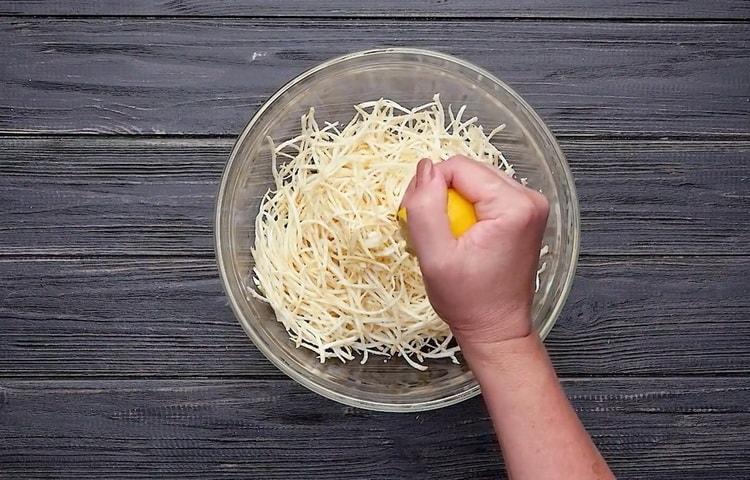 Para preparar la raíz de apio, prepare los ingredientes.