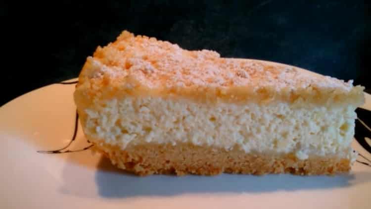 pastel de queso real en una olla de cocción lenta está listo