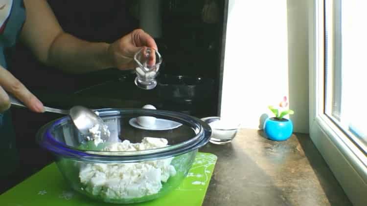 Para preparar el pastel de queso, prepare el relleno.