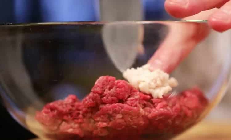 Pour préparer les boulettes de viande, préparez la viande hachée
