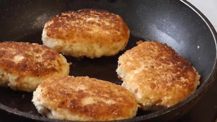 To prepare the cutlets, heat the pan