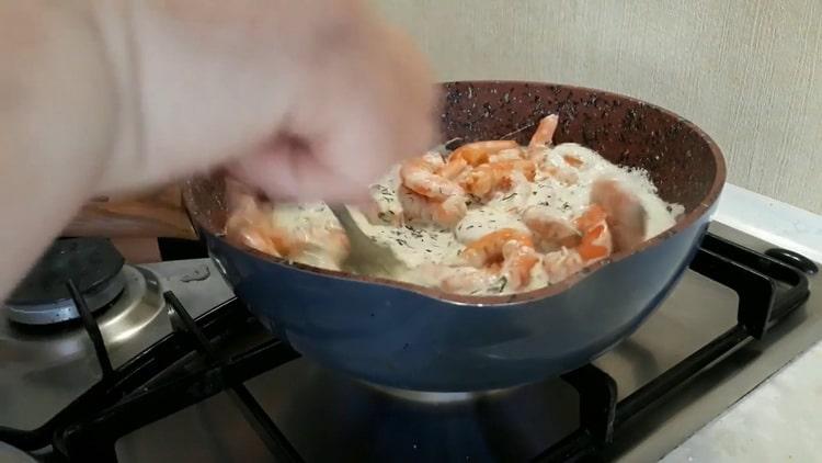 Mezcla los ingredientes para los camarones