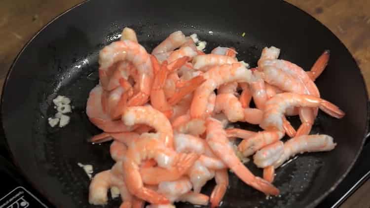 To make shrimp, fry the ingredients