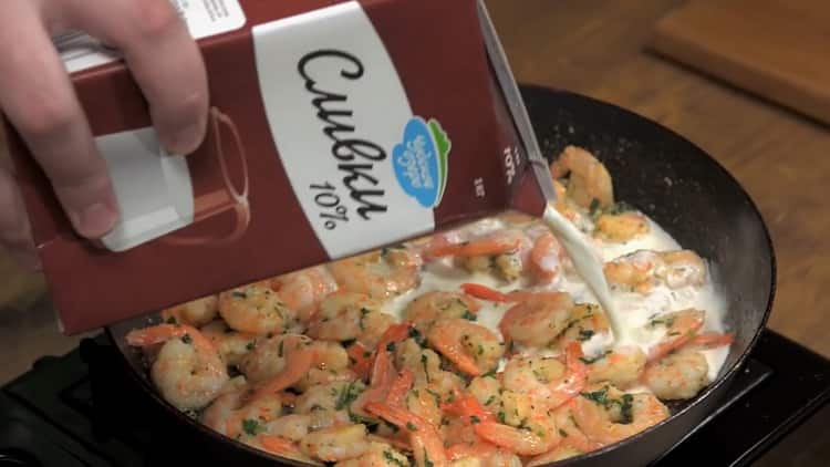 Shrimps in a creamy sauce according to a step by step recipe with photo