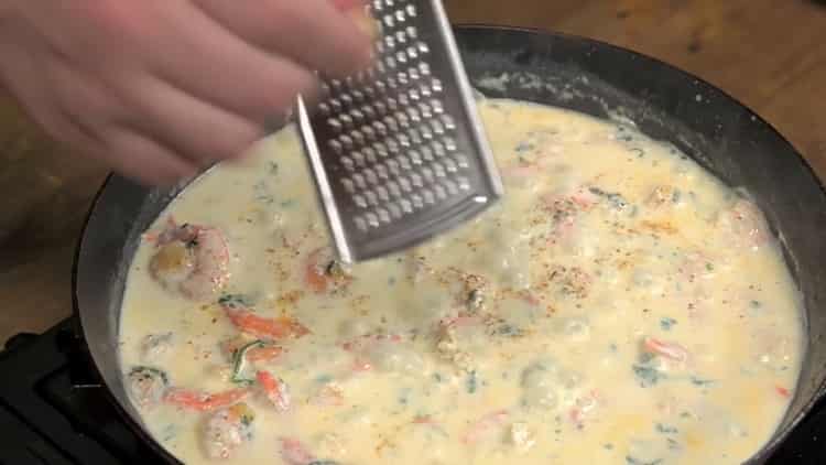 Cocinar camarones en una salsa cremosa