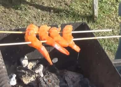 Grande crevette savoureuse et parfumée dans trois marinades sur le gril