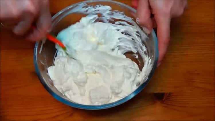 Combine the ingredients to make the cream