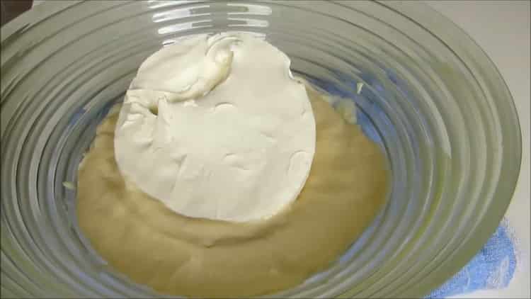 Mix the ingredients to make the cream.