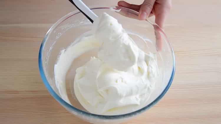 Combine the ingredients to make the cream