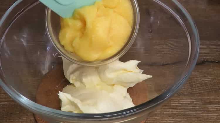 Pour préparer la crème au mascarpone pour le gâteau, préparez les ingrédients