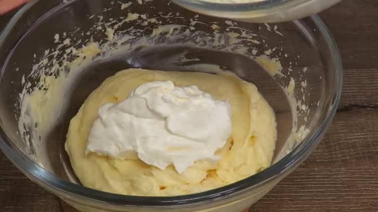 Combina los ingredientes para hacer crema con mascarpone para el pastel